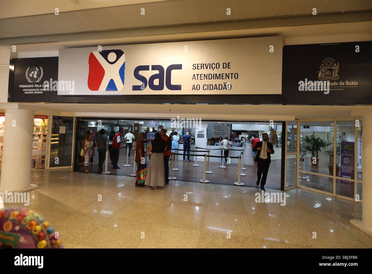 salvador, bahia, brasilien - 10. märz 2025: Fassade der SAC-Einheit - Bürgerservice, in der Stadt Salvador. Stockfoto