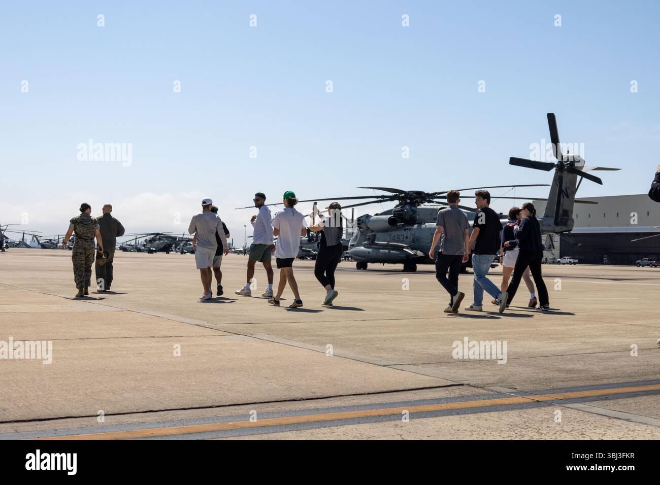 US-Marines mit 3rd Marine Aircraft Wing, führende Spieler der Premier Lacrosse League und Mitarbeiter des California Redwoods Lacrosse Club zu einem CH-53E Super Hengst, der der Marine Heavy Helicopter Squadron (HMH) 361, Marine Aircraft Group 16, 3rd MAW, während einer Tour auf der Marine Corps Air Station Miramar, Kalifornien, 10. Juni 2025 zugeteilt wurde. Auf der Tour wurden 3rd MAW-Flugzeuge gezeigt und die Marines und Spieler konnten während eines Meet and Greet interagieren. (Foto des U.S. Marine Corps von CPL. Renee Gray) Stockfoto