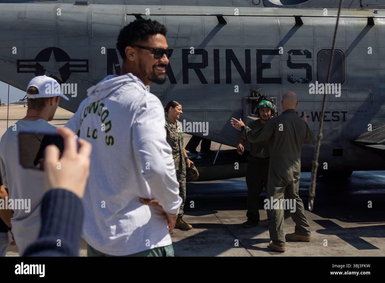 US-Marines mit 3rd Marine Aircraft Wing, Show Premier Lacrosse League Spieler und Mitarbeiter des California Redwoods Lacrosse Club ein CH-53E Super Hallion, der der Marine Heavy Helicopter Squadron (HMH) 361, Marine Aircraft Group 16, 3rd MAW, während einer Tour auf der Marine Corps Air Station Miramar, Kalifornien, 10. Juni 2025 zugewiesen wurde. Auf der Tour wurden 3rd MAW-Flugzeuge gezeigt und die Marines und Spieler konnten während eines Meet and Greet interagieren. (Foto des U.S. Marine Corps von CPL. Renee Gray) Stockfoto