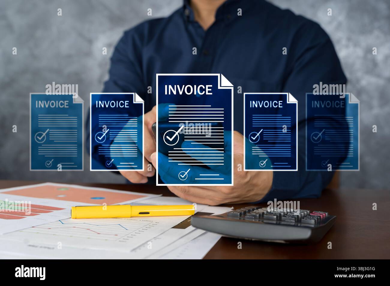 Ein Geschäftsmann verarbeitet mehrere digitale Rechnungen über ein Smartphone mit Finanzdokumenten, Diagrammen, Stift und Rechner auf dem Tisch. Konzept von ein Stockfoto