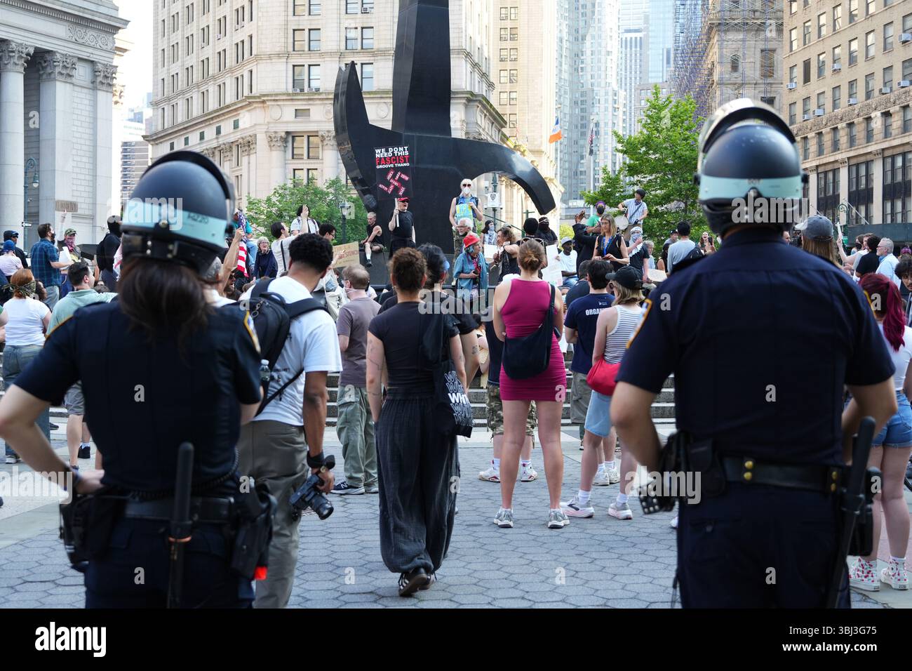 New York, USA. 11. Juni 2025. Am 11. Juni 2025 versammeln sich Demonstranten gegen die Politik der Einwanderung und Zolldurchsetzung (ICE) auf dem Foley Square in New York. Mehrere Menschen wurden am Mittwochabend in Lower Manhattan verhaftet, als sich die Menschen erneut gegen die Einwanderungspolitik der Trump-Regierung und die landesweiten Razzien und Zusammenschlüsse von Einwanderern ohne Papiere kämpften. Quelle: Liao Pan/China News Service/Alamy Live News Stockfoto