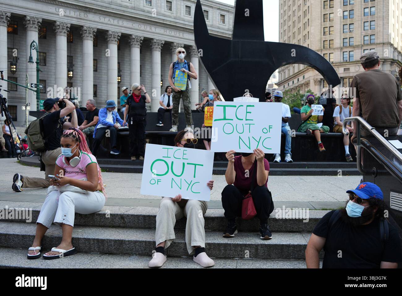 New York, USA. 11. Juni 2025. Am 11. Juni 2025 versammeln sich Demonstranten gegen die Politik der Einwanderung und Zolldurchsetzung (ICE) auf dem Foley Square in New York. Mehrere Menschen wurden am Mittwochabend in Lower Manhattan verhaftet, als sich die Menschen erneut gegen die Einwanderungspolitik der Trump-Regierung und die landesweiten Razzien und Zusammenschlüsse von Einwanderern ohne Papiere kämpften. Quelle: Liao Pan/China News Service/Alamy Live News Stockfoto