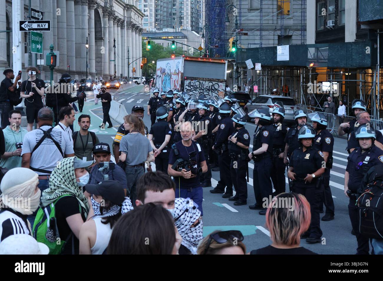 New York, USA. 11. Juni 2025. Demonstranten gegen die Politik der Einwanderung und Zolldurchsetzung (ICE) konfrontieren die Polizei am 11. Juni 2025 auf dem Foley Square in New York City. Mehrere Menschen wurden am Mittwochabend in Lower Manhattan verhaftet, als sich die Menschen erneut gegen die Einwanderungspolitik der Trump-Regierung und die landesweiten Razzien und Zusammenschlüsse von Einwanderern ohne Papiere kämpften. Quelle: Liao Pan/China News Service/Alamy Live News Stockfoto