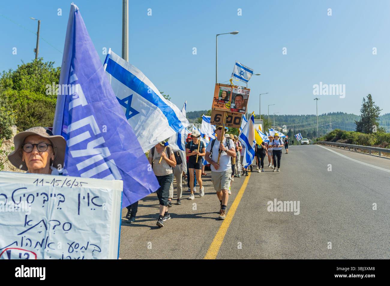 Eliakim, Israel - 12. Juni 2025: Menschen nehmen am müttermarsch Teil und fordern das Ende des Krieges und einen Geiselvertrag. Nord-Israel Stockfoto