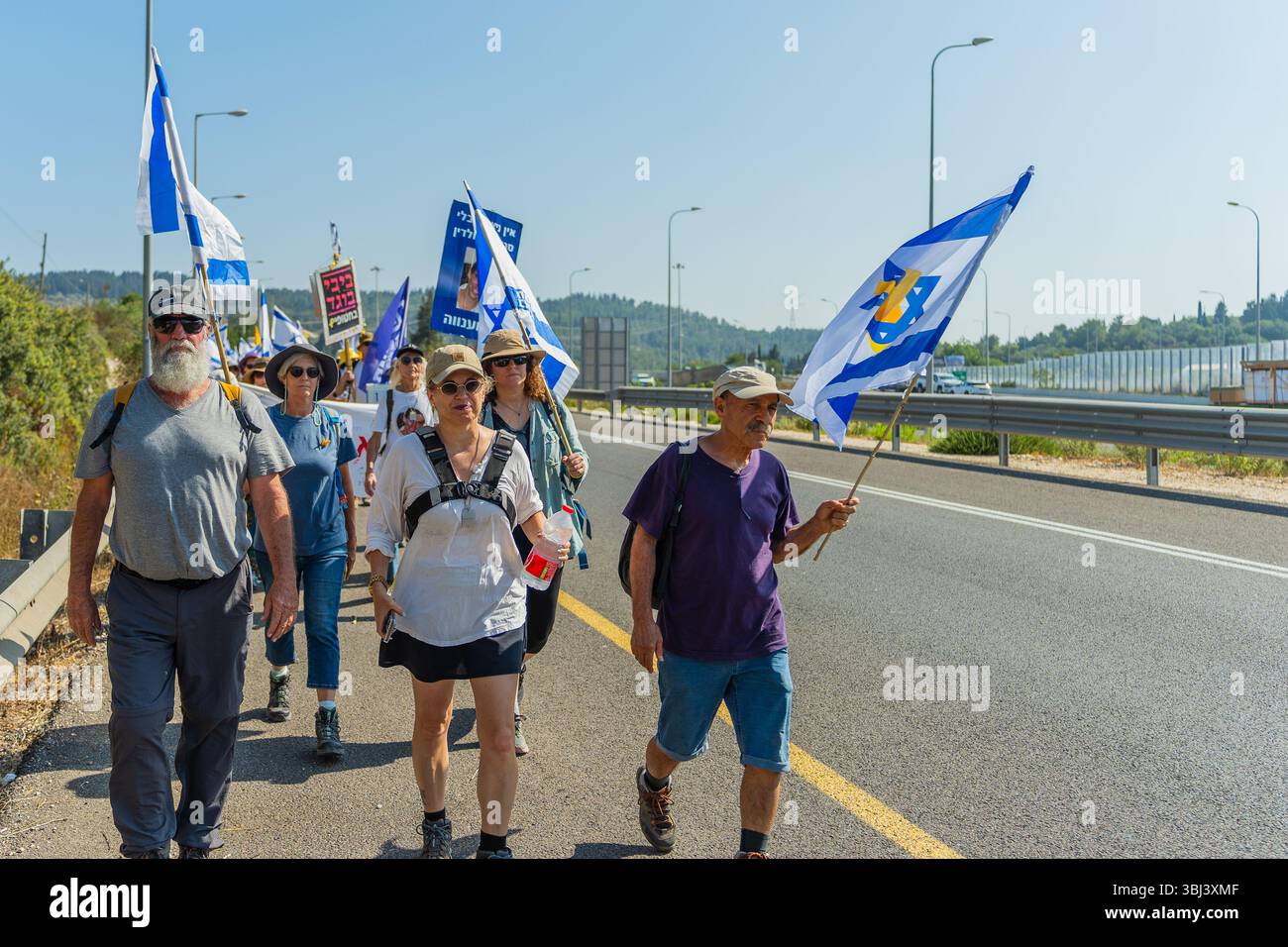 Eliakim, Israel - 12. Juni 2025: Menschen nehmen am müttermarsch Teil und fordern das Ende des Krieges und einen Geiselvertrag. Nord-Israel Stockfoto