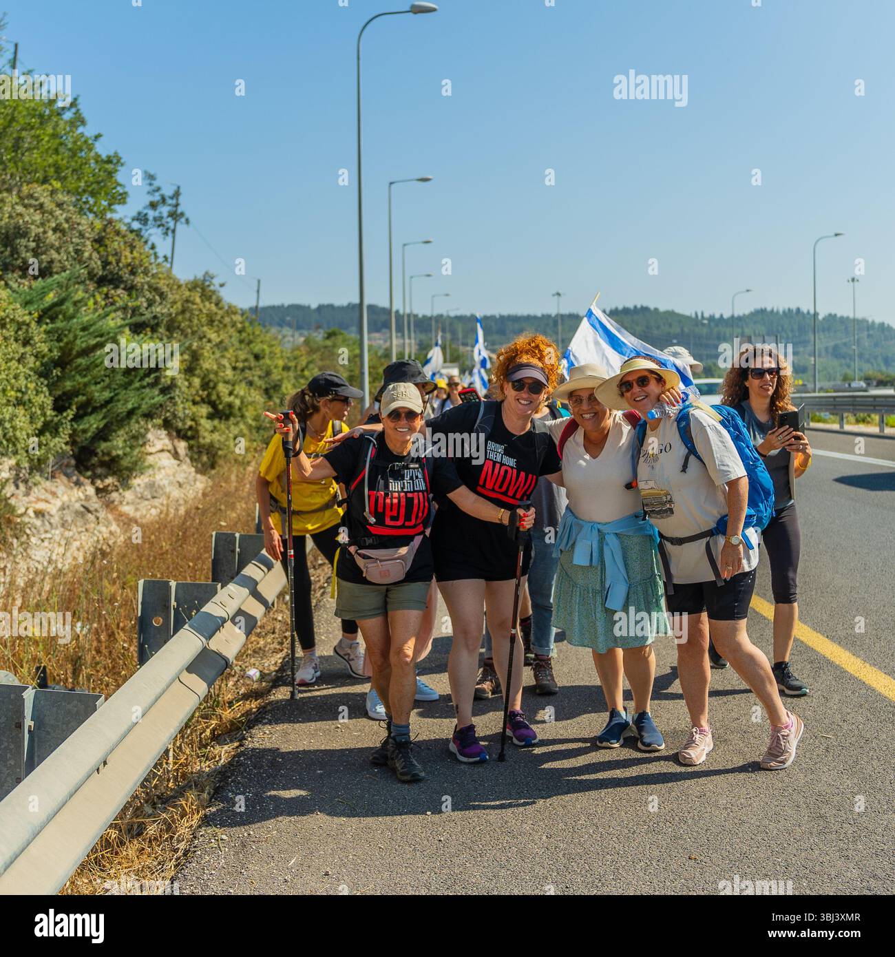 Eliakim, Israel - 12. Juni 2025: Menschen nehmen am müttermarsch Teil und fordern das Ende des Krieges und einen Geiselvertrag. Nord-Israel Stockfoto
