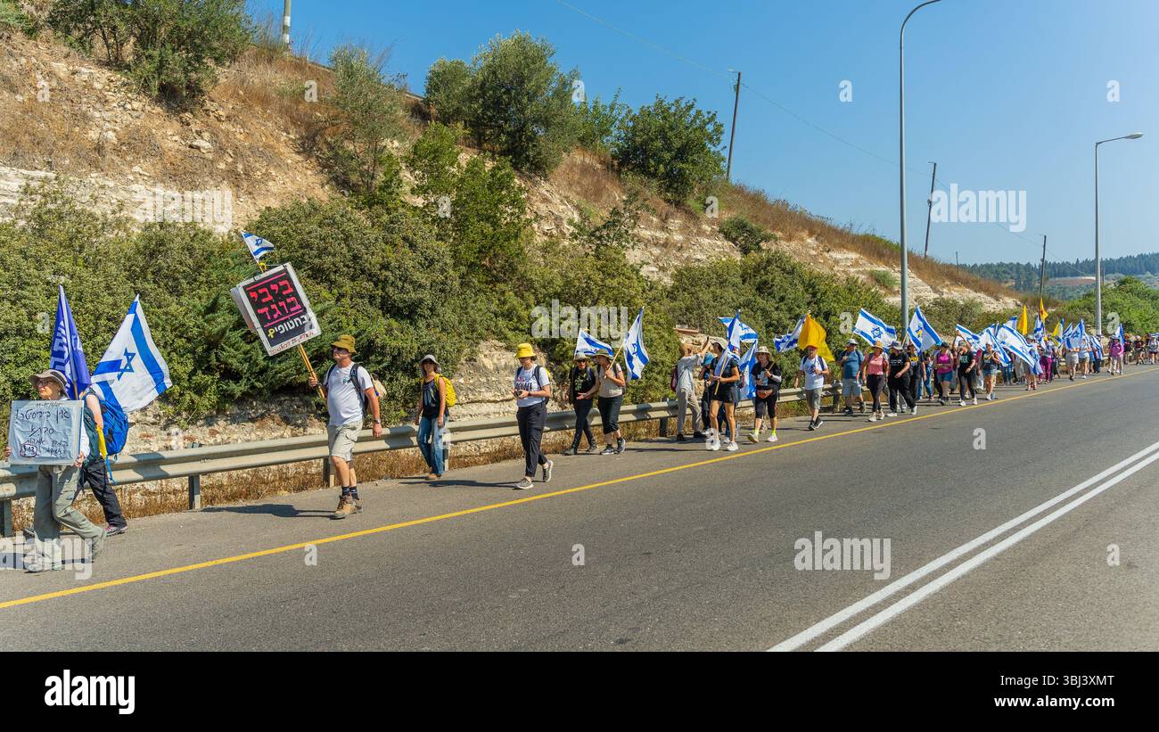 Eliakim, Israel - 12. Juni 2025: Menschen nehmen am müttermarsch Teil und fordern das Ende des Krieges und einen Geiselvertrag. Nord-Israel Stockfoto