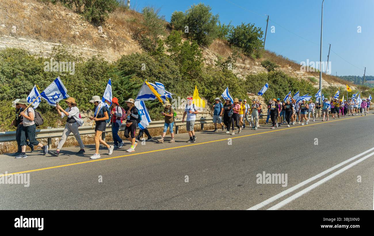 Eliakim, Israel - 12. Juni 2025: Menschen nehmen am müttermarsch Teil und fordern das Ende des Krieges und einen Geiselvertrag. Nord-Israel Stockfoto