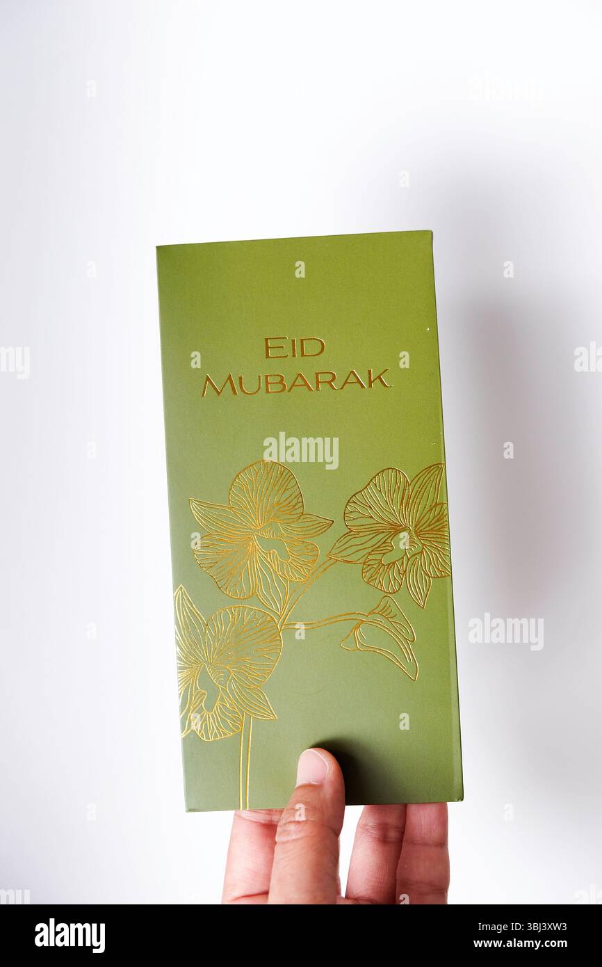 Riau, Indonesien - 21. März 2025: Handhaltender THR-Umschlag. DIE Urlaubszulage für Eid al-Fitr- oder Lebaran-Tage ist gültig. Stockfoto