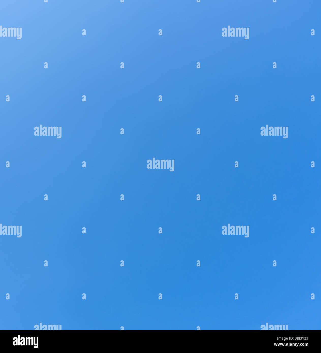 Wunderschöner hellblauer Himmel ohne Wolken am Morgen oder Nachmittag an sonnigen Tagen wird als natürliche Hintergrundstruktur in dekorativen Kunstwerken verwendet. Stockfoto