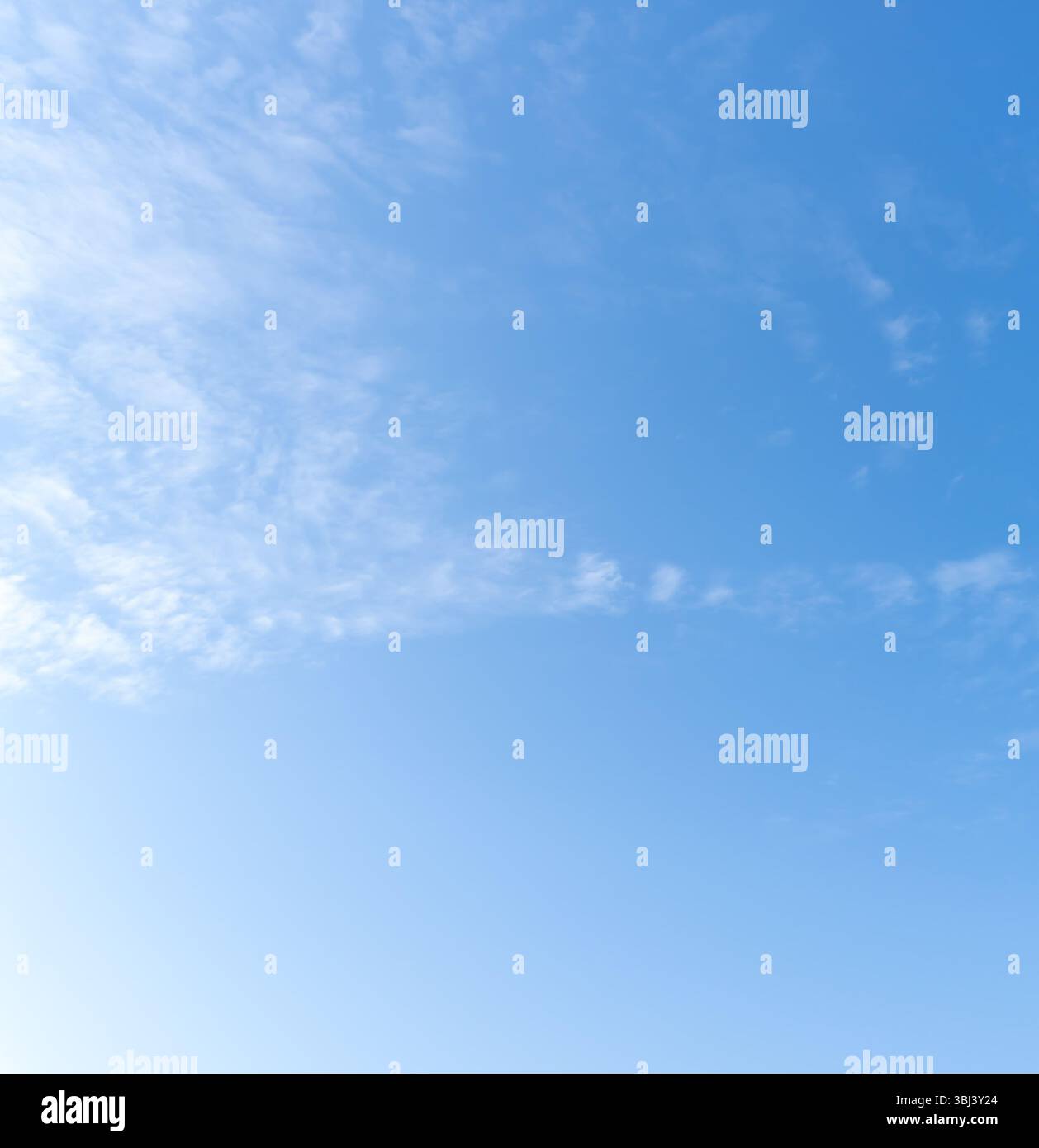 Niedriger Winkel und voller Rahmen des wunderschönen blauen Himmels mit seltsamer Form dünner weißer Wolken am Morgen oder Nachmittag an sonnigen Tagen Stockfoto