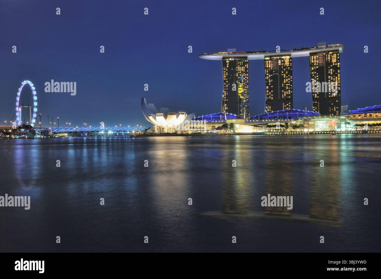 Das Bild zeigt eine frühe Morgenszene des berühmten Marina Bay Sands integrierten Resorts und Kasinos in Singapur. Stockfoto