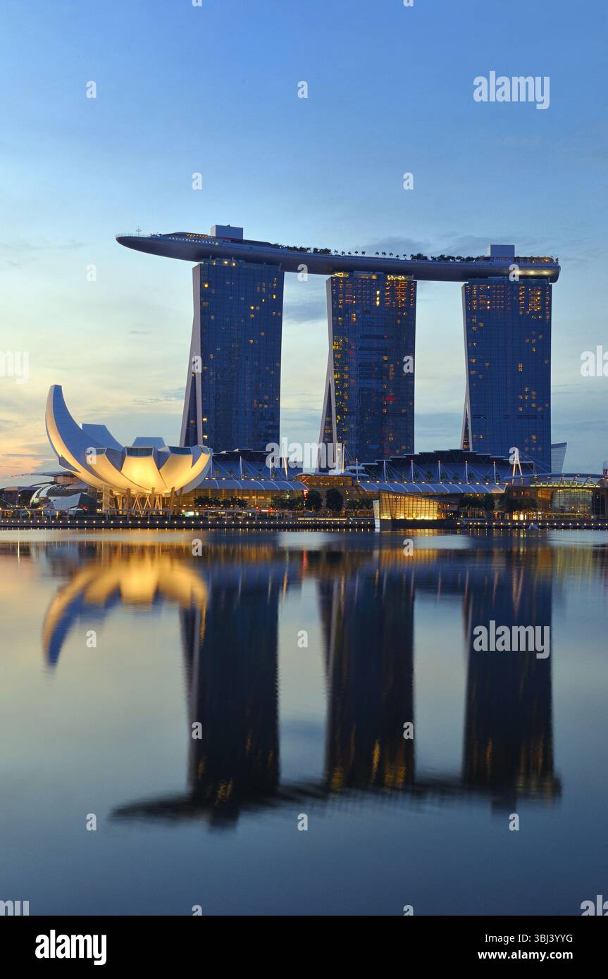 Das Bild zeigt eine frühe Morgenszene des berühmten Marina Bay Sands integrierten Resorts und Kasinos in Singapur. Stockfoto