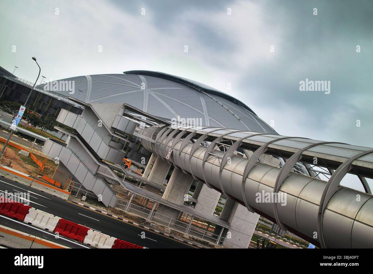 Ein Bild des Singapur National Stadions mit 55 000 Sitzplätzen im Singapore Sports Hub an einem bewölkten Tag. Stockfoto