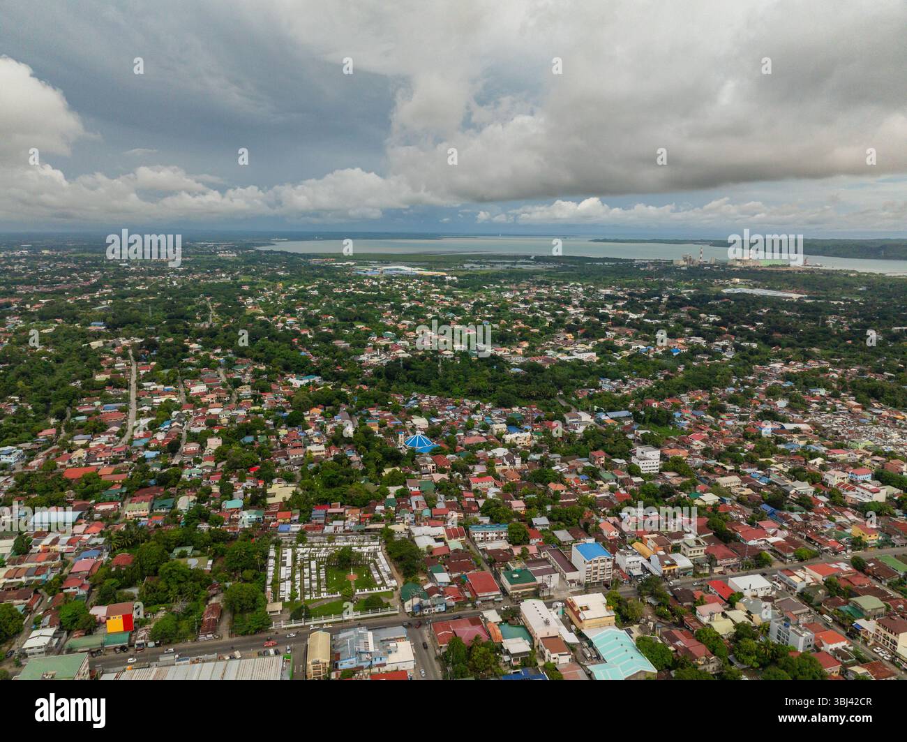 Wunderschöner Blick auf moderne Gebäude und Wohnviertel in Iloilo City. Panay Island. Philippinen. Stockfoto