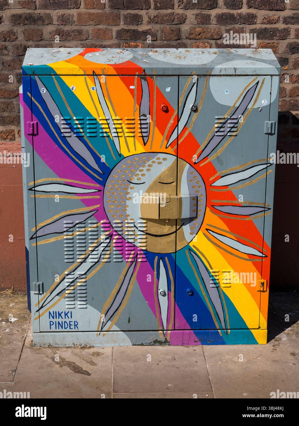 Nikki Pinder, Smiling Sunshine, Artwork, Outside Blue Coat Hospital, Chester, Cheshire, England, Großbritannien, GB Stockfoto