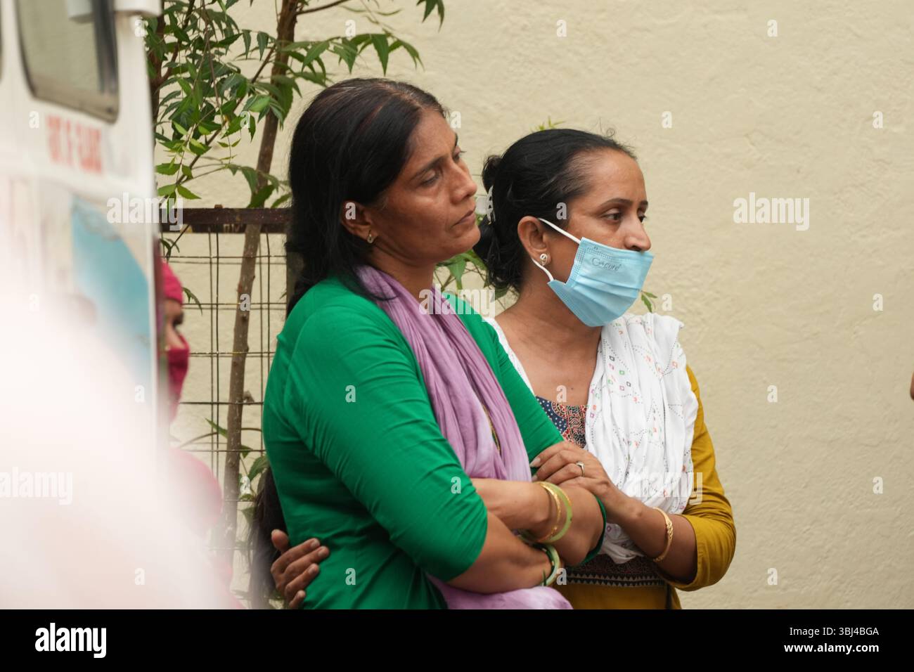 (250613) -- AHMEDABAD, 13. Juni 2025 (Xinhua) -- Verwandte von Opfern des Flugzeugabsturzes von Air India warten vor einem Leichenraum in einem Krankenhaus in Ahmedabad, Indiens westlichem Bundesstaat Gujarat, 13. Juni 2025. Die indische Regierung hat eine förmliche Untersuchung des tragischen Flugzeugabsturzes von Air India am Donnerstag eingeleitet, bestätigte der Zivilluftfahrtminister RAM Mohan Naidu in einem Social-Media-Beitrag. Laut neuesten Medienberichten waren bereits 265 Leichen in ein Krankenhaus der örtlichen Regierung in Ahmedabad gebracht worden, wo der Flugzeugabsturz stattgefunden hatte. (Fil/Xinhua) Stockfoto