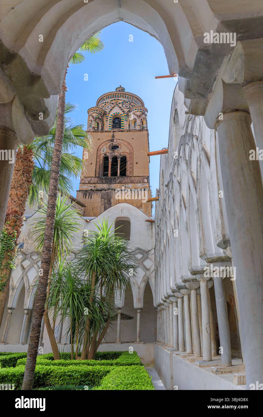 Amalfikathedrale: Blick auf den Glockenturm vom Paradieskloster in Süditalien. Stockfoto