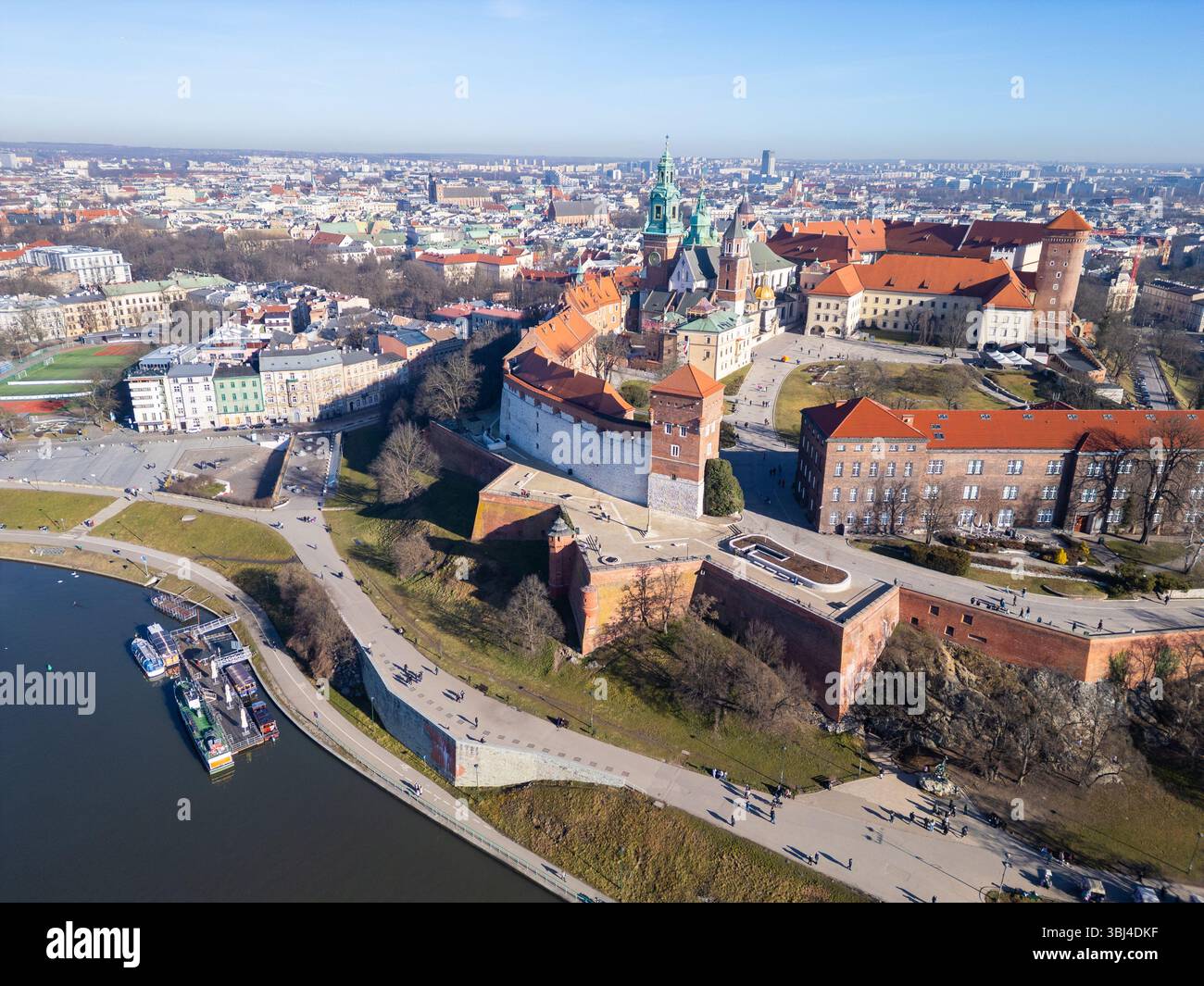 Krakau, Polen: Aus der Vogelperspektive auf das berühmte Königsschloss Wawel und die Kathedrale entlang der Weichsel an einem sonnigen Wintertag in Polen. Stockfoto