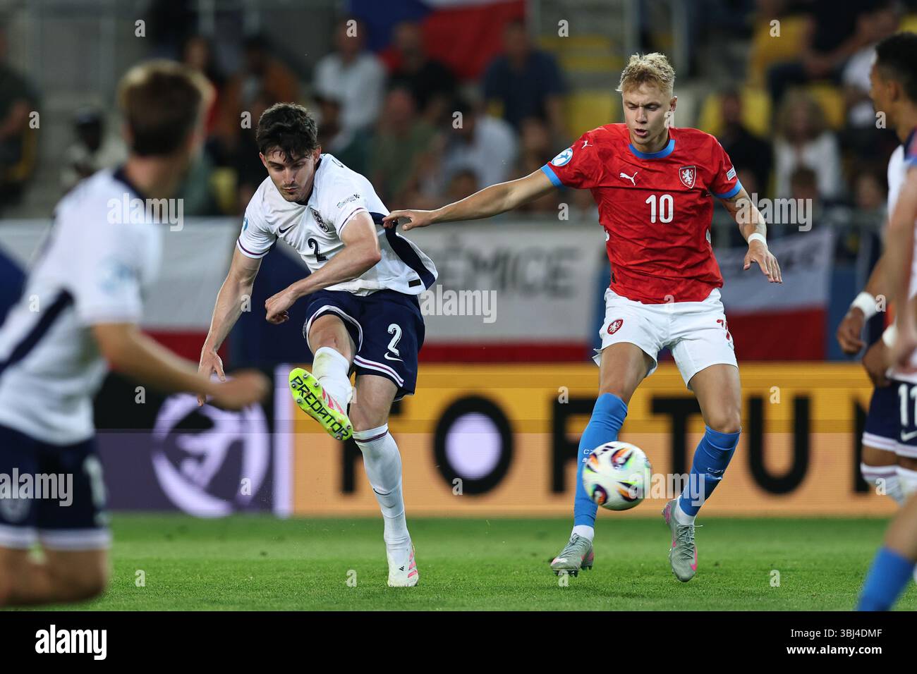 Tino Livramento (England U21)Adam Karabec (Tschechische Republik U21) während des UEFA U21 Slowakei-Spiels 2025 zwischen Tschechien U21 1-3 England U21 im DAC Stadium am 12. Juni 2025 in Dunajska Streda, Slowakei. Stockfoto