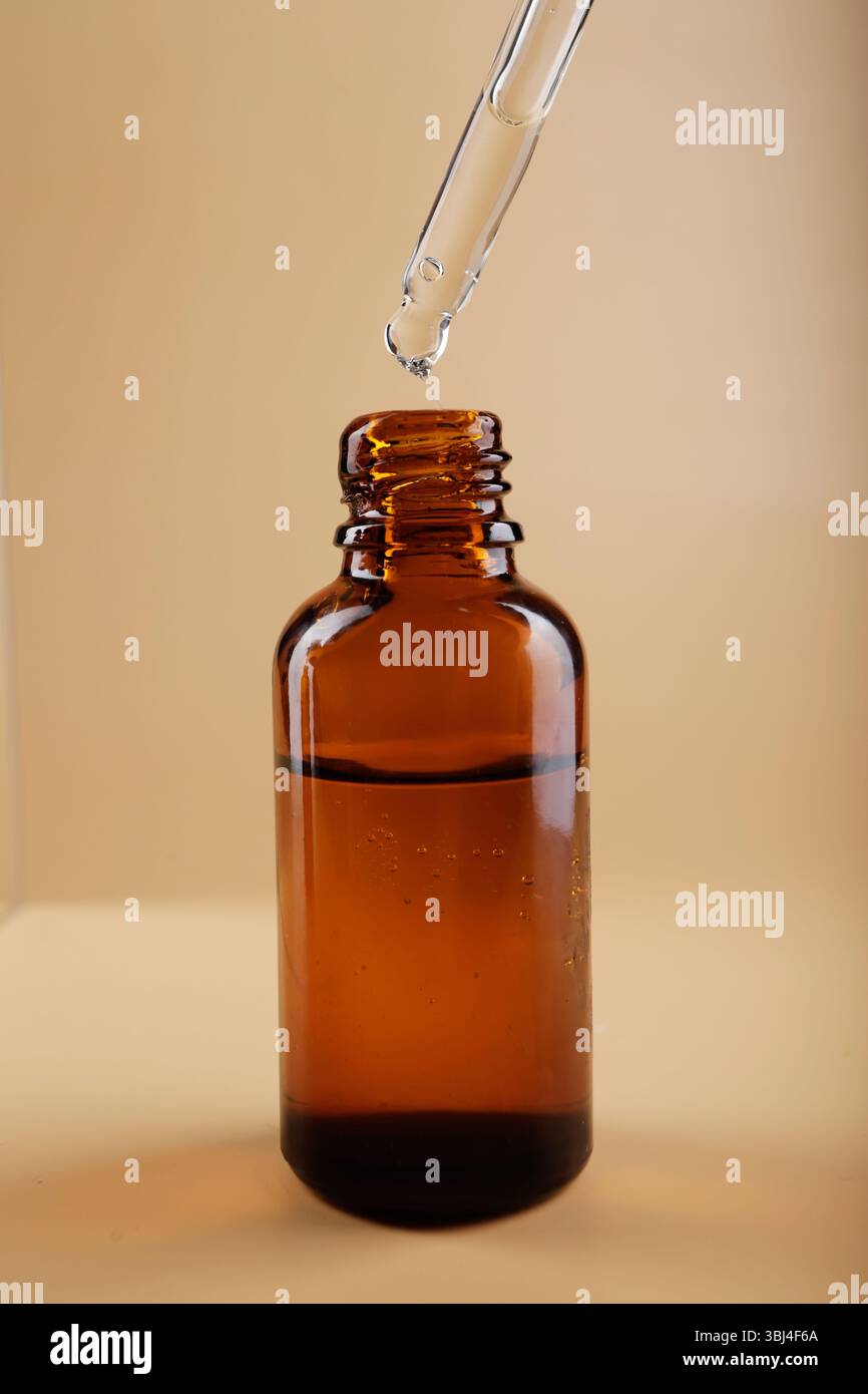 Detail der Pipette, die aus der Flasche kommt Stockfoto