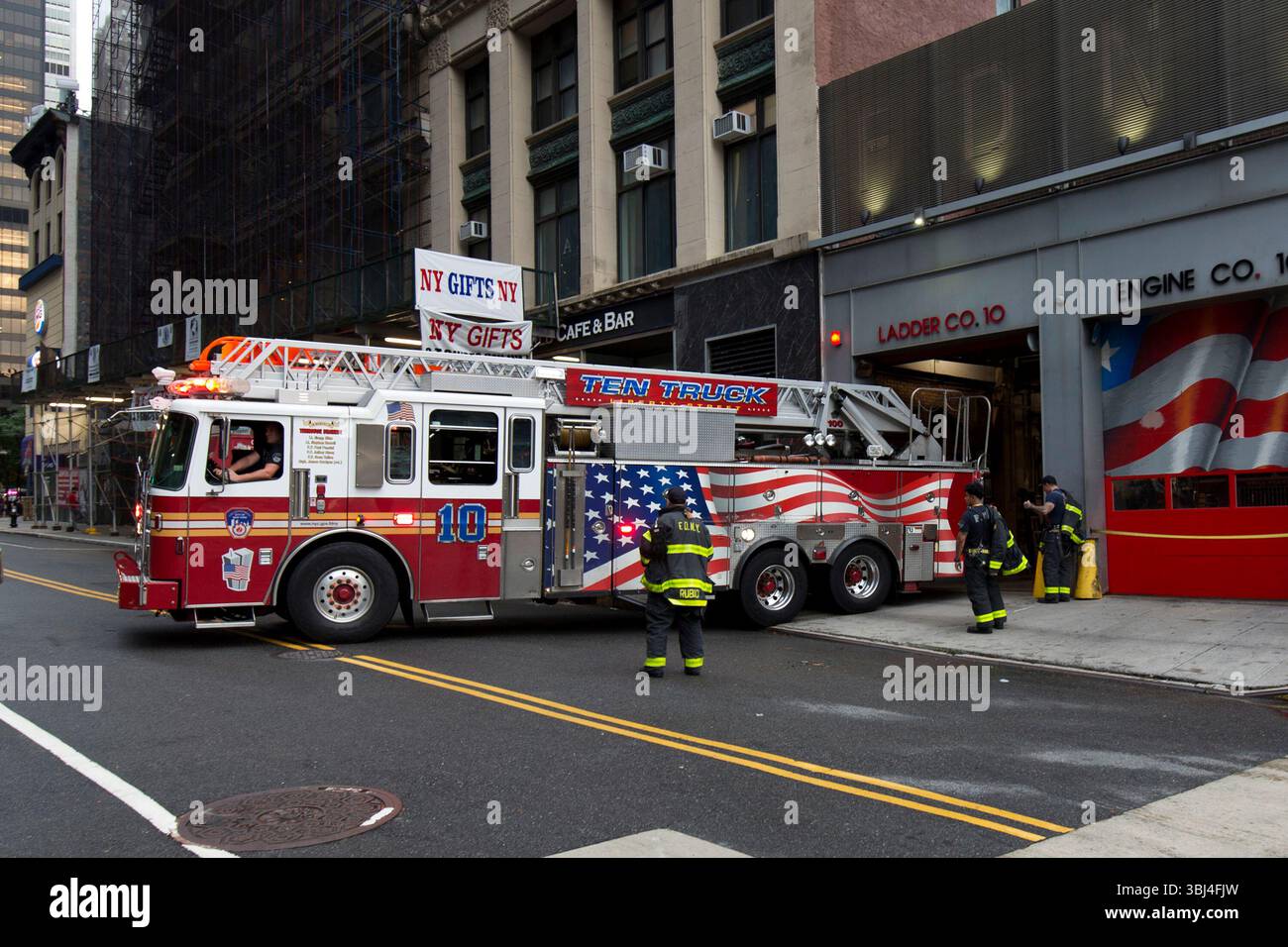 New York, Vereinigte Staaten von Amerika - 10. September 2023: Feuerwehrauto auf den Straßen von New York in den Vereinigten Staaten von Amerika Stockfoto