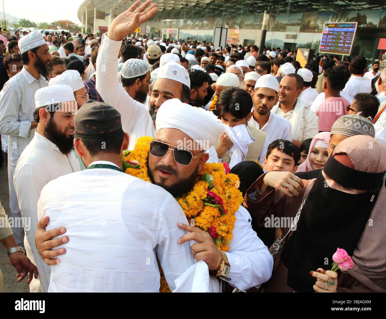 Pilger kehren von der Hajj-Pilgerfahrt zurück in Bhopal, Indien muslimische Pilger werden von ihren Familienmitgliedern und Verwandten bei ihrer Rückkehr von der Hajj-Pilgerfahrt vom Mekka-Schrein am Raja Bhoj Airport in Bhopal, Indien, am 13. Juni 2025 begrüßt. Hajj ist die jährliche islamische Pilgerreise nach Mekka Mekka im heutigen Saudi-Arabien. Es ist eine der fünf Säulen des Islam, was ihn zu einer religiösen Verpflichtung für jeden erwachsenen Muslim macht, der körperlich und finanziell in der Lage ist, ihn mindestens einmal in seinem Leben zu erfüllen. Bhopal indien Copyright: XMatrixxImagesx/xSanjeevxGuptax Stockfoto