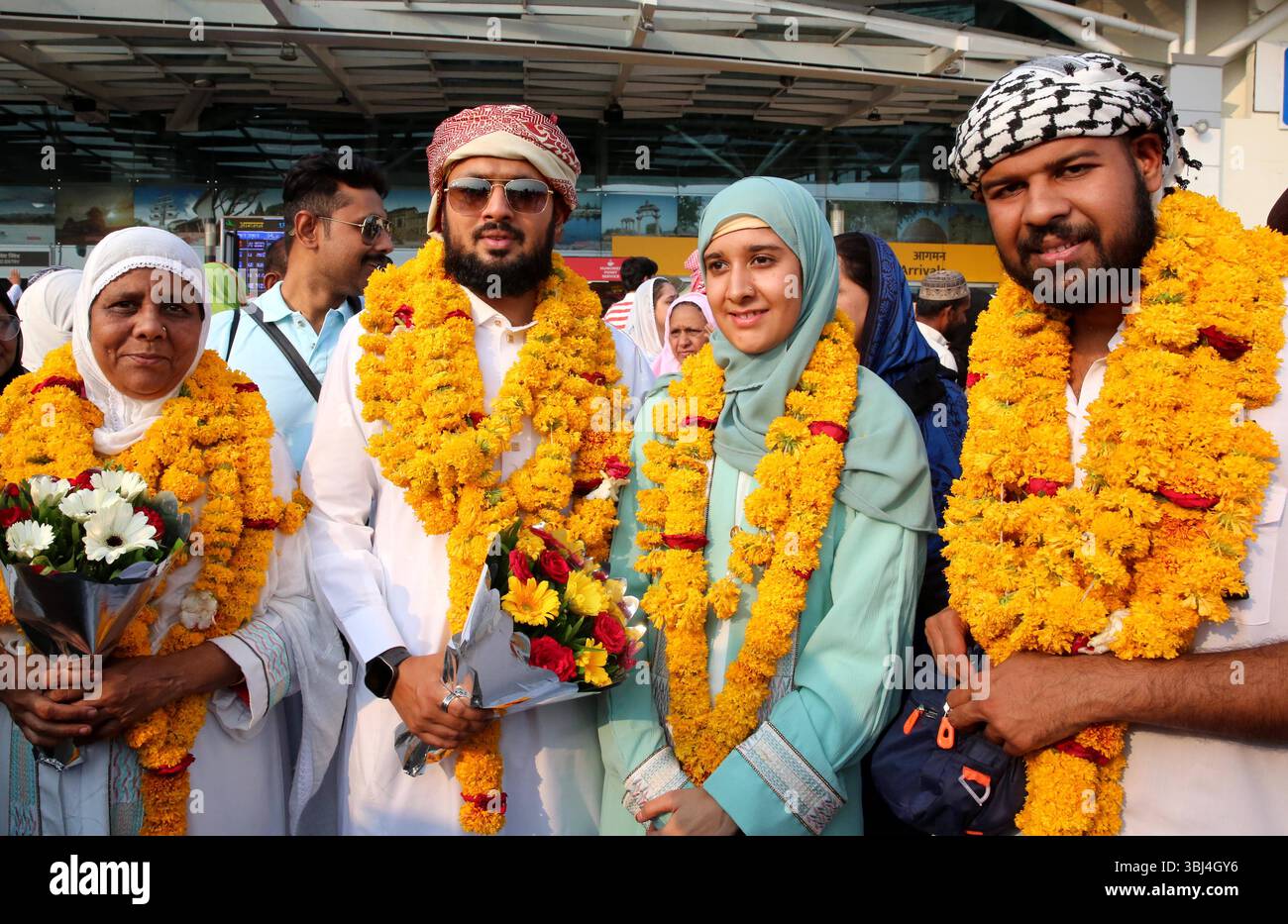 Pilger kehren von der Hajj-Pilgerfahrt zurück, in Bhopal, Indien muslimische Pilger posieren für ein Foto nach ihrer Rückkehr von der Hajj-Pilgerfahrt vom Mekka-Schrein am Raja Bhoj Airport in Bhopal, Indien am 13. Juni 2025. Hajj ist die jährliche islamische Pilgerreise nach Mekka Mekka im heutigen Saudi-Arabien. Es ist eine der fünf Säulen des Islam, was ihn zu einer religiösen Verpflichtung für jeden erwachsenen Muslim macht, der körperlich und finanziell in der Lage ist, ihn mindestens einmal in seinem Leben zu erfüllen. Bhopal indien Copyright: XMatrixxImagesx/xSanjeevxGuptax Stockfoto