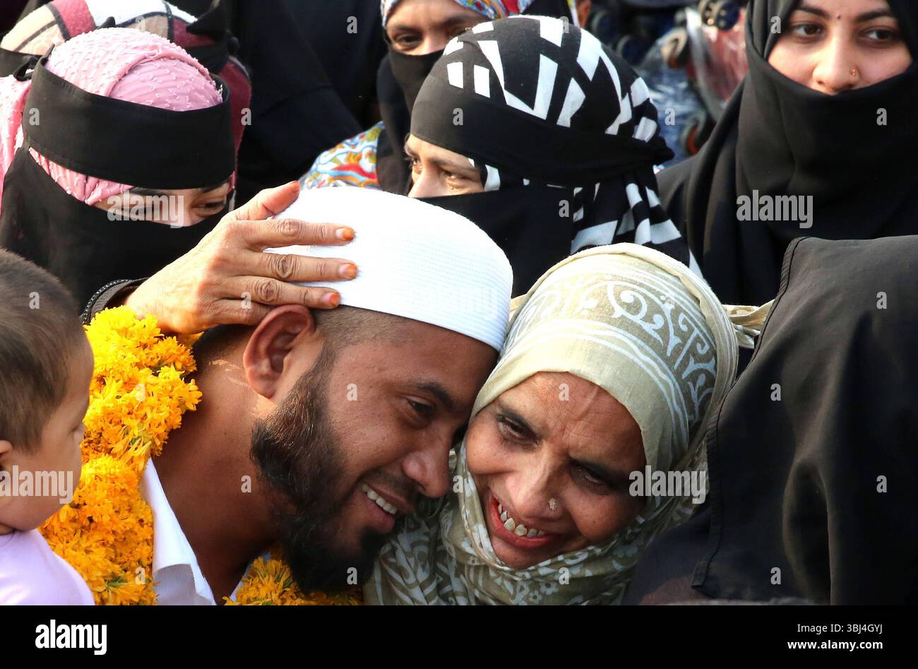 Pilger kehren von der Hajj-Pilgerfahrt zurück in Bhopal, Indien muslimische Pilger werden von ihren Familienmitgliedern und Verwandten bei ihrer Rückkehr von der Hajj-Pilgerfahrt vom Mekka-Schrein am Raja Bhoj Airport in Bhopal, Indien, am 13. Juni 2025 begrüßt. Hajj ist die jährliche islamische Pilgerreise nach Mekka Mekka im heutigen Saudi-Arabien. Es ist eine der fünf Säulen des Islam, was ihn zu einer religiösen Verpflichtung für jeden erwachsenen Muslim macht, der körperlich und finanziell in der Lage ist, ihn mindestens einmal in seinem Leben zu erfüllen. Bhopal indien Copyright: XMatrixxImagesx/xSanjeevxGuptax Stockfoto