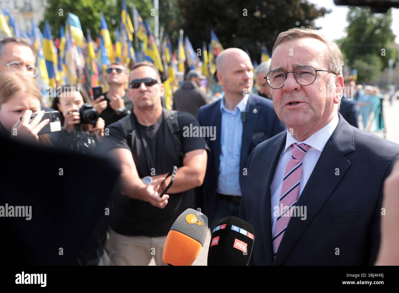 Nicht exklusiv: Bundesverteidigungsminister Boris Pistorius spricht im Rahmen einer Blumenverlegung an der Nationaldenkmal c mit der Presse Stockfoto