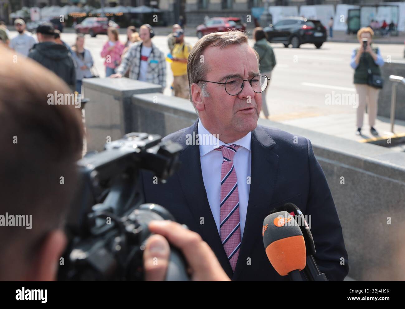 Nicht exklusiv: Bundesverteidigungsminister Boris Pistorius spricht im Rahmen einer Blumenverlegung an der Nationaldenkmal c mit der Presse Stockfoto