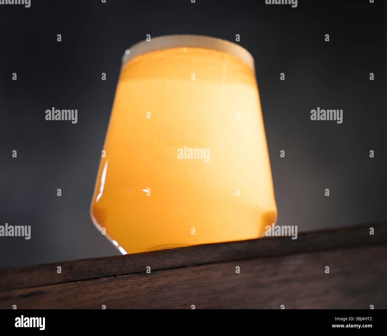 Ein halbes Pint Bier auf einem beleuchteten Barvorsprung Stockfoto