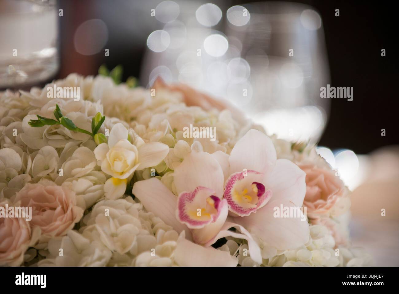 Elegantes Herzstück der Hochzeit mit Orchideen und Rose Stockfoto