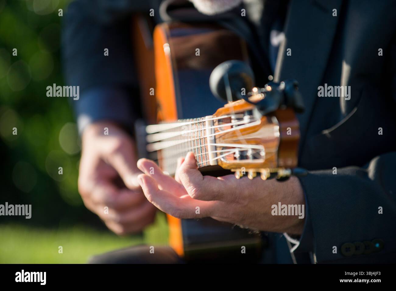 Nahaufnahme eines Gitarristen, der draußen klassische Akustikgitarre spielt Stockfoto