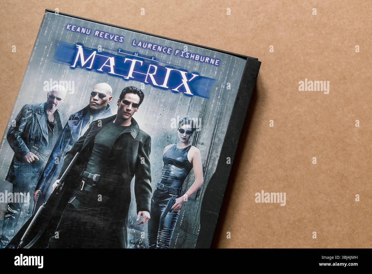 Film „The Matrix“; DVD-Ausgabe; Cover mit Hauptcharakteren, isoliert auf hellem, glattem Hintergrund; Ansicht von oben. Stockfoto
