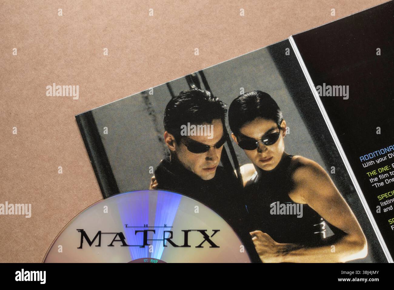 „The Matrix“-Film; DVD-Ausgabe; Disc und Booklet mit „Neo“ und „Trinity“; isoliert auf hellem Hintergrund; Ansicht von oben. Stockfoto