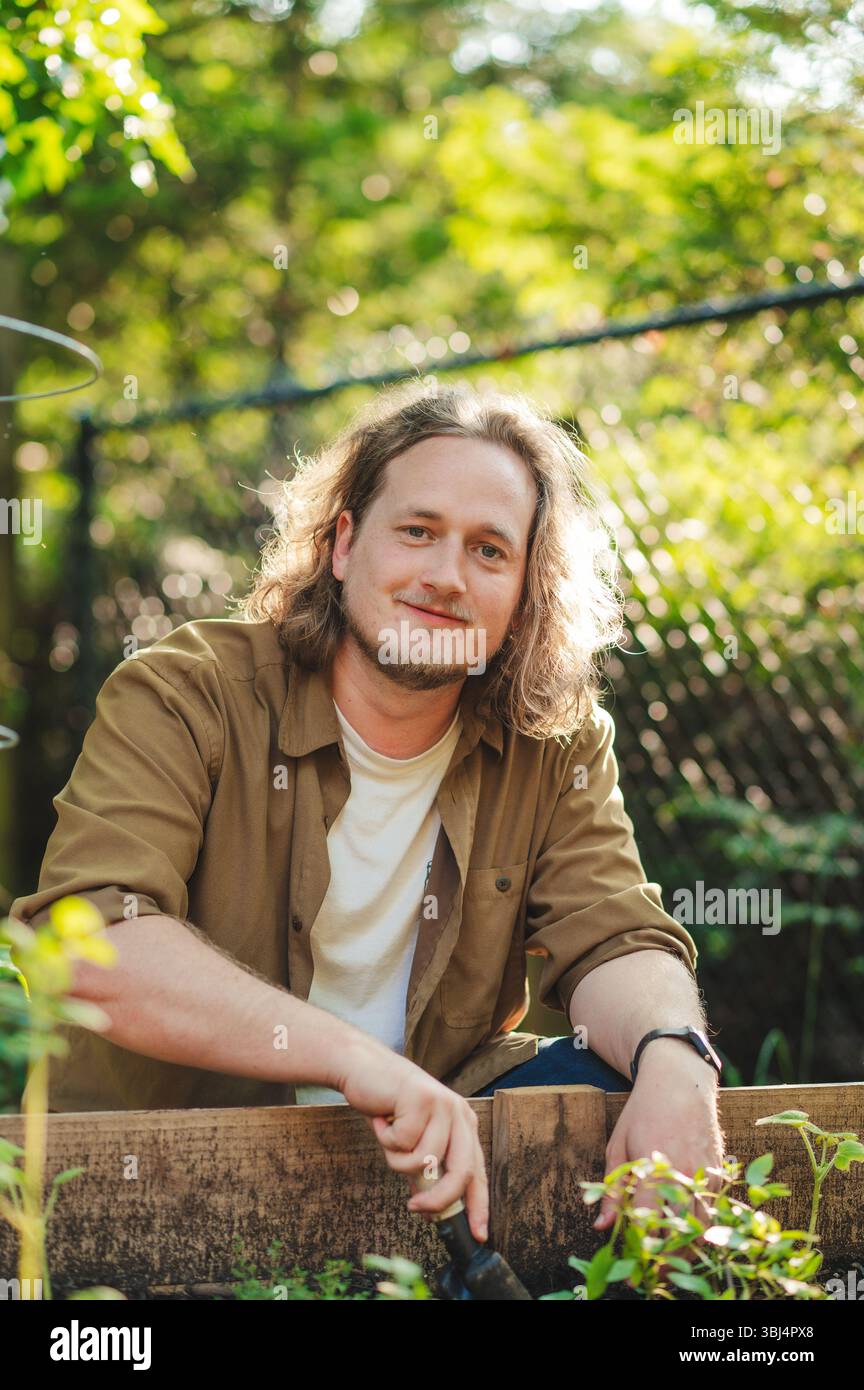 Mann, der in einem Garten gräbt Stockfoto