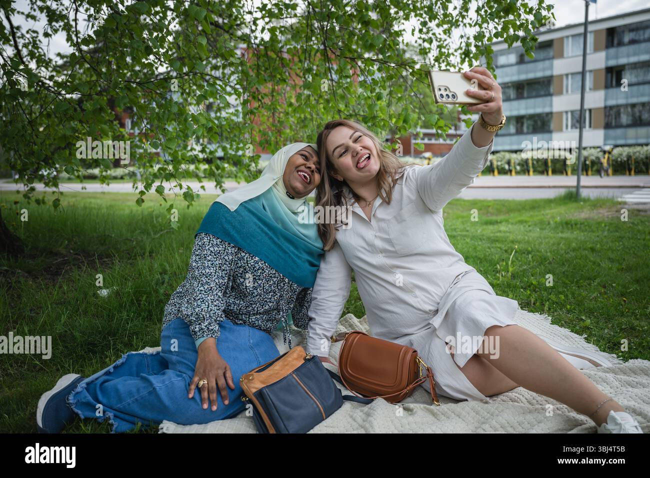 Multikulturelle Freunde, die einen Moment im Freien mit einem Selfie festhalten Stockfoto