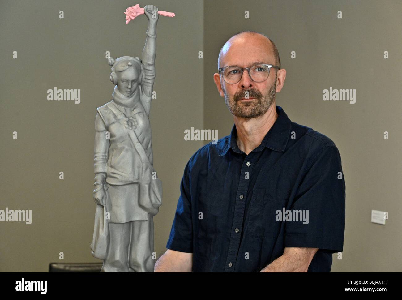 Edinburgh, Schottland, Großbritannien. Juni 2025. Der preisgekrönte schottische Bildhauer Kenny Hunter bringt seine zeitgenössischen Werke diesen Sommer in die Fine Art Society. Vergessen wir, Hunter experimentiert mit unerwarteten Anwendungen von Maßstab, Material und Gegenstand. Kenny Hunter mit seiner Skulptur Feedback Loop. Ab morgen bei der Fine Art Society in der Dundas Street und neben dem Edinburgh Festival, das am 30. August endet. Quelle: Craig Brown/Alamy Live News Stockfoto