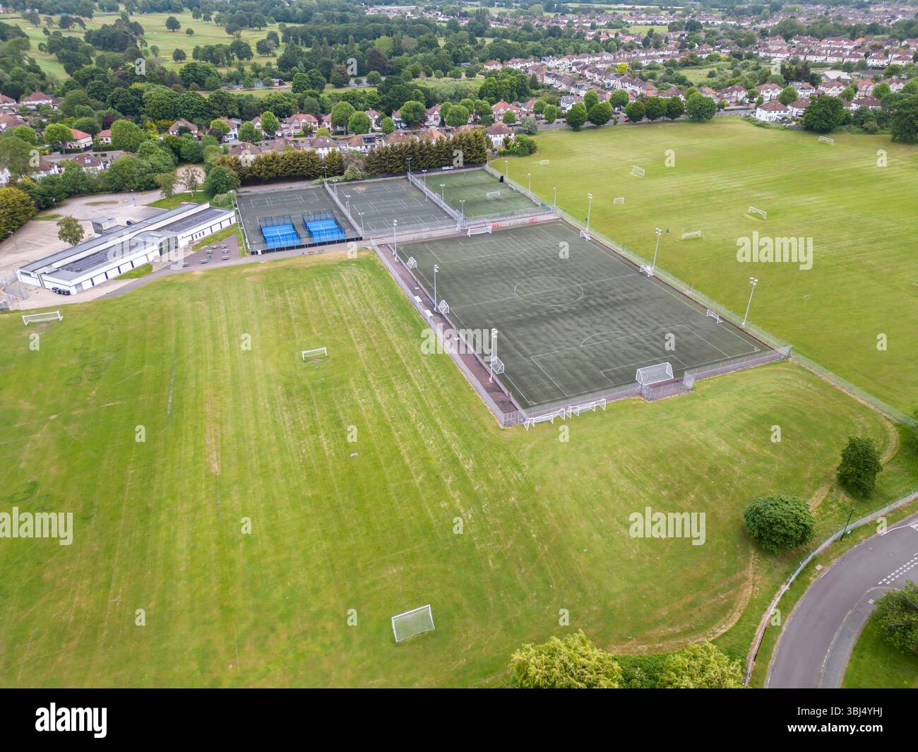Blick aus der Vogelperspektive auf das Coldharbour Freizeitzentrum, ein bedeutendes Sportzentrum im londoner Stadtteil greenwich. Mit 9 Gras und 1 3 g Fußballfelder verschiedene n Stockfoto