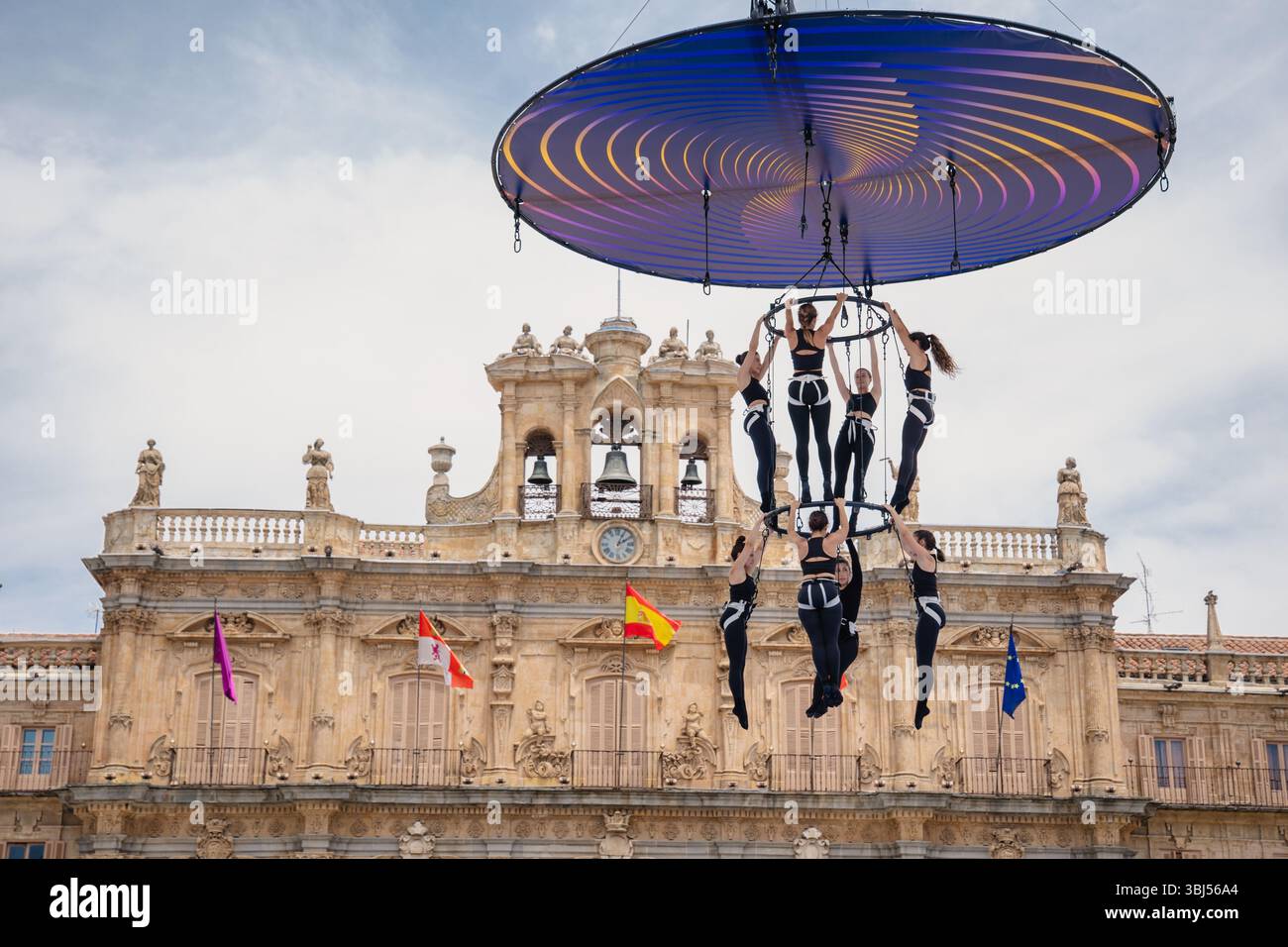 Luftdarsteller des Sylphes Aerial Ballet und Collectif Arbuste Proben das Spektakel NEXUS in Salamanca, das über der Plaza Mayor in A aufgehängt ist Stockfoto