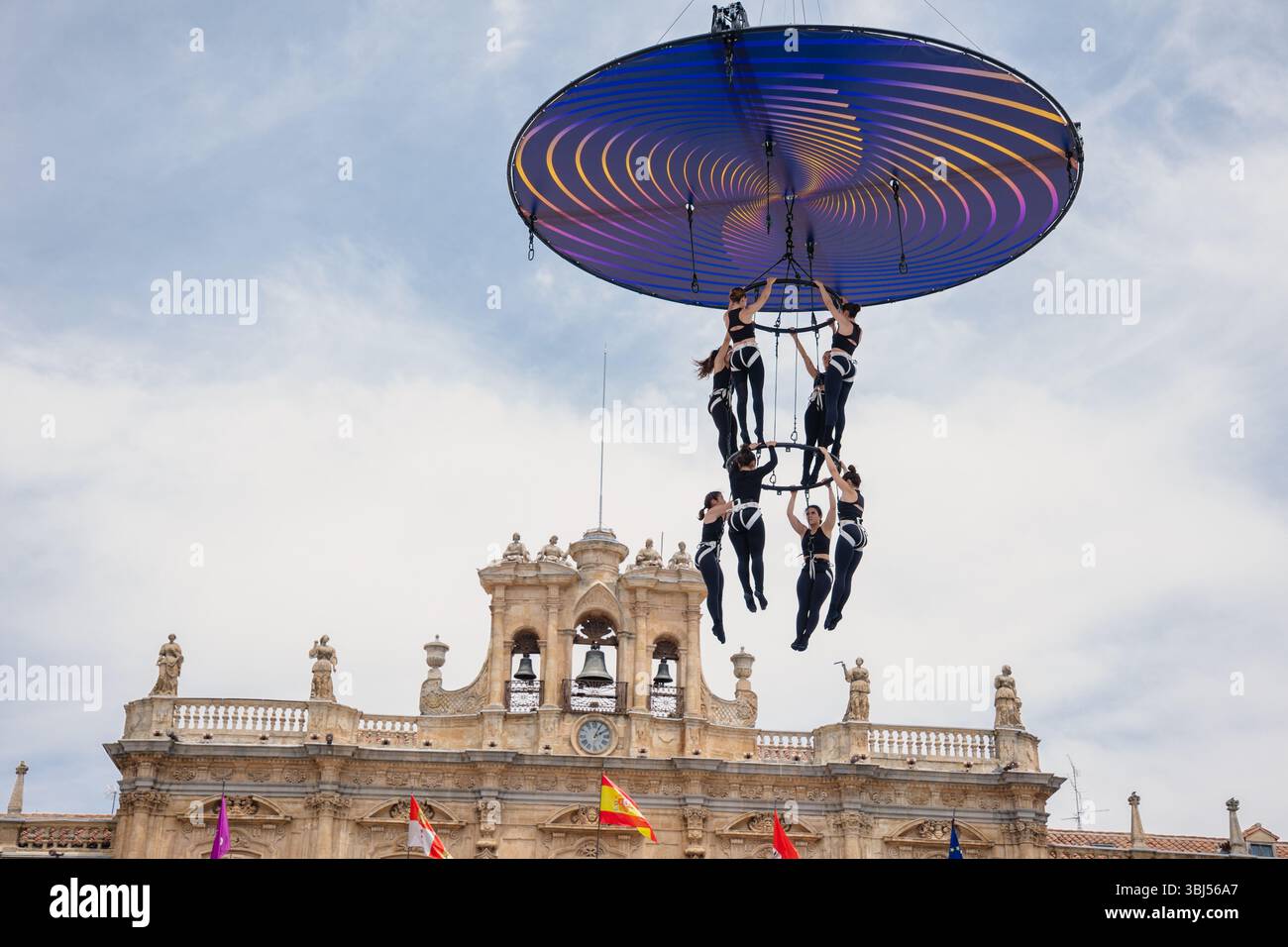 Lufttänzer führen NEXUS oberhalb der Plaza Mayor Salamanca auf und verbinden moderne Choreographie, bildende Kunst und Höhenakrobatik von Sylphes Aerial Stockfoto