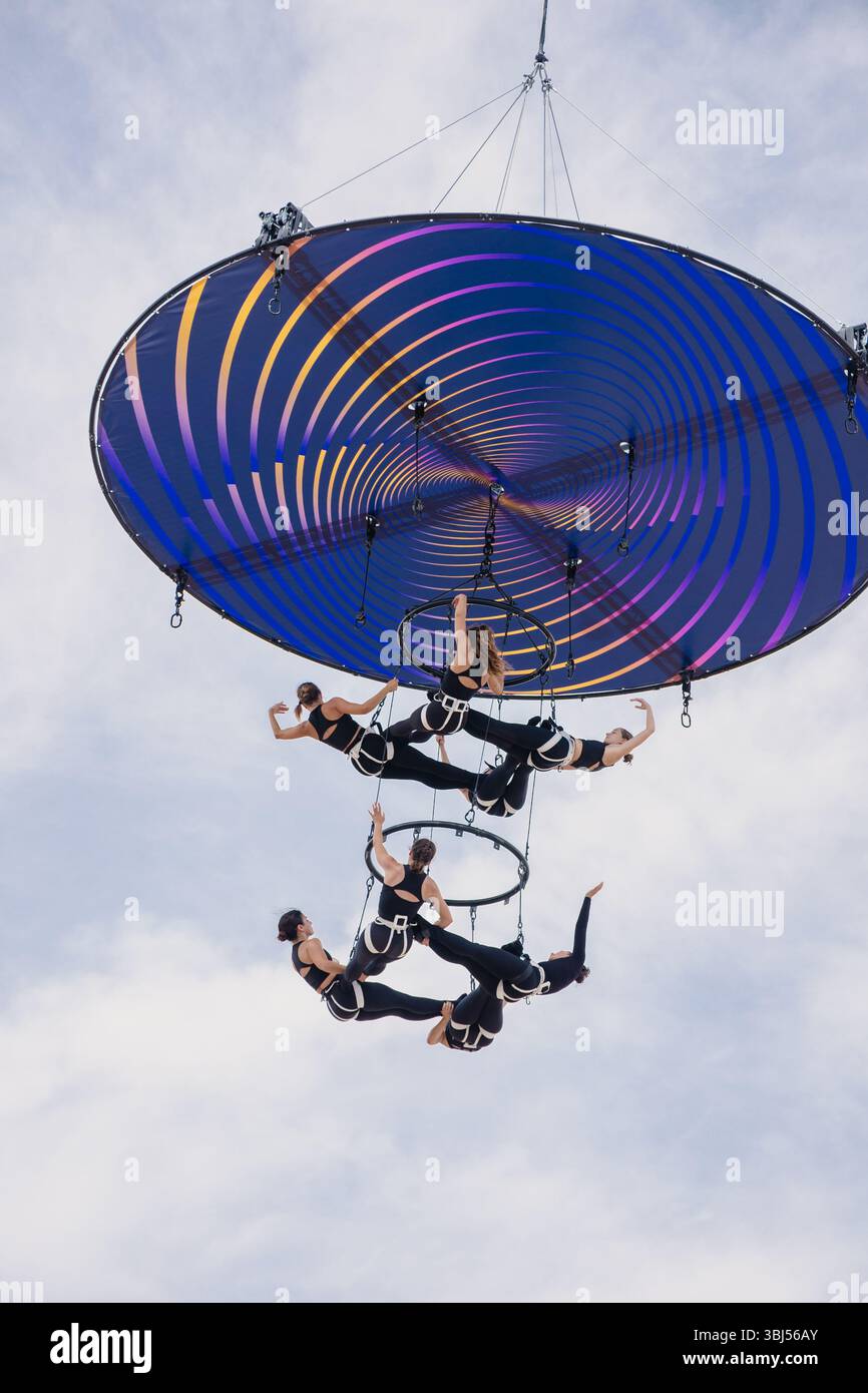 Während der Probe der NEXUS-Aufführung von Sylphes Aerial Ballet und Collectif Arbuste in der Luft saßen Lufttänzer unter einem bunten Digital Stockfoto