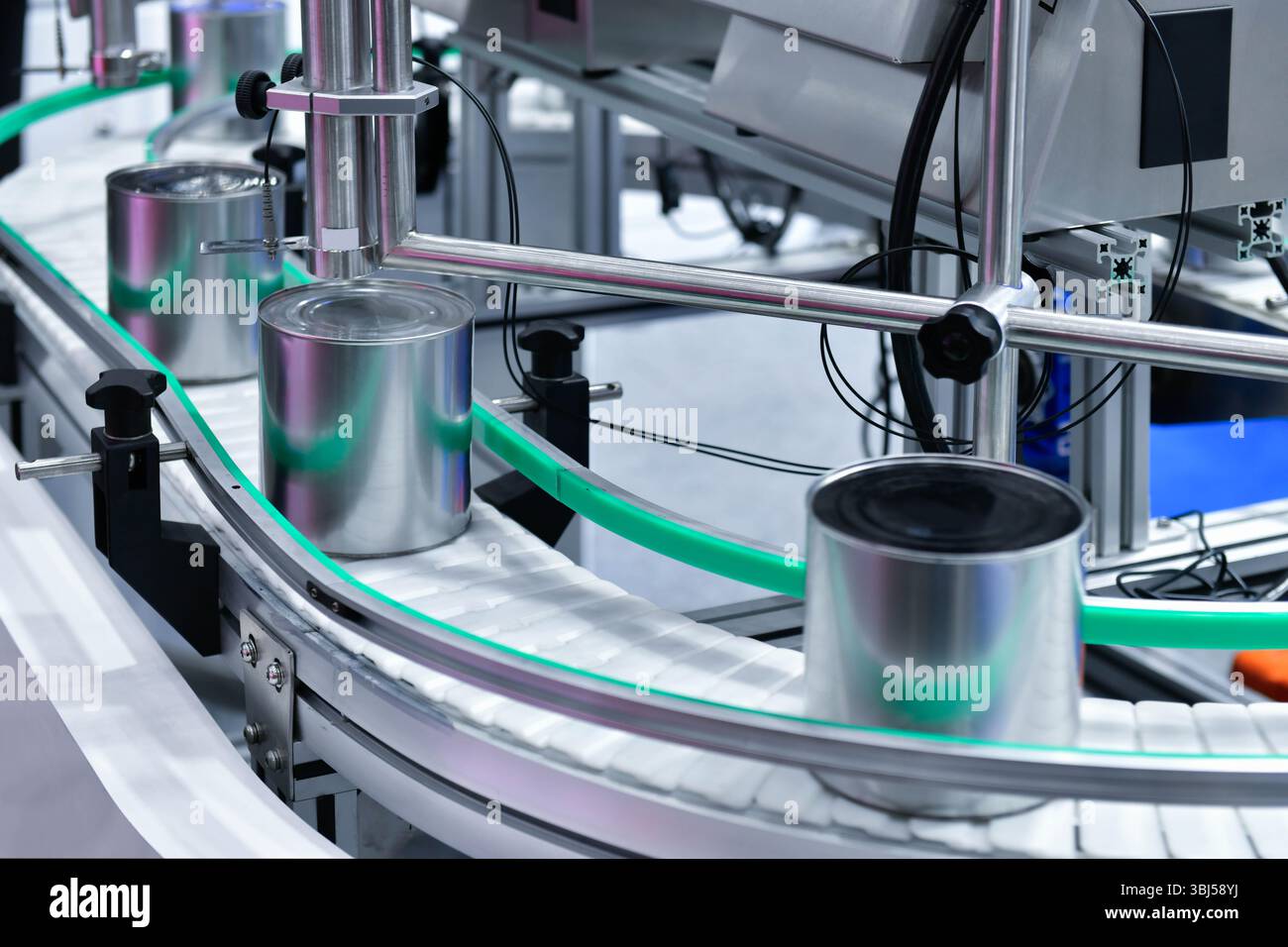 Konserven Lebensmittel auf Förderband im Distributionslager. Pakete Transport System Konzept Stockfoto