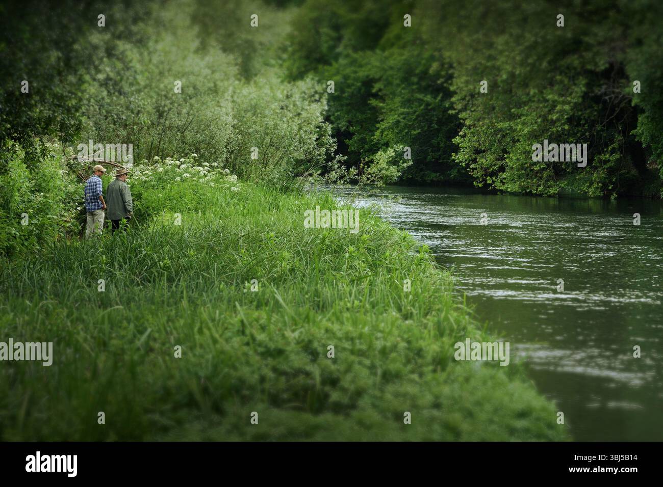 Zwei Wanderer, die über den Fluss Avon blicken. Stockfoto