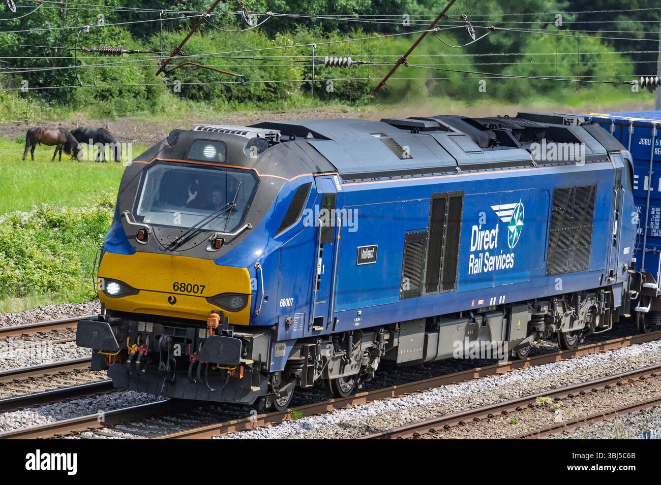 Direct Rail Services Diesel-elektrische Lokomotive der Baureihe 68 mit gemischtem Verkehr namens Valiant, die Güter in Winwick auf der Hauptstrecke der Westküste transportiert. Stockfoto