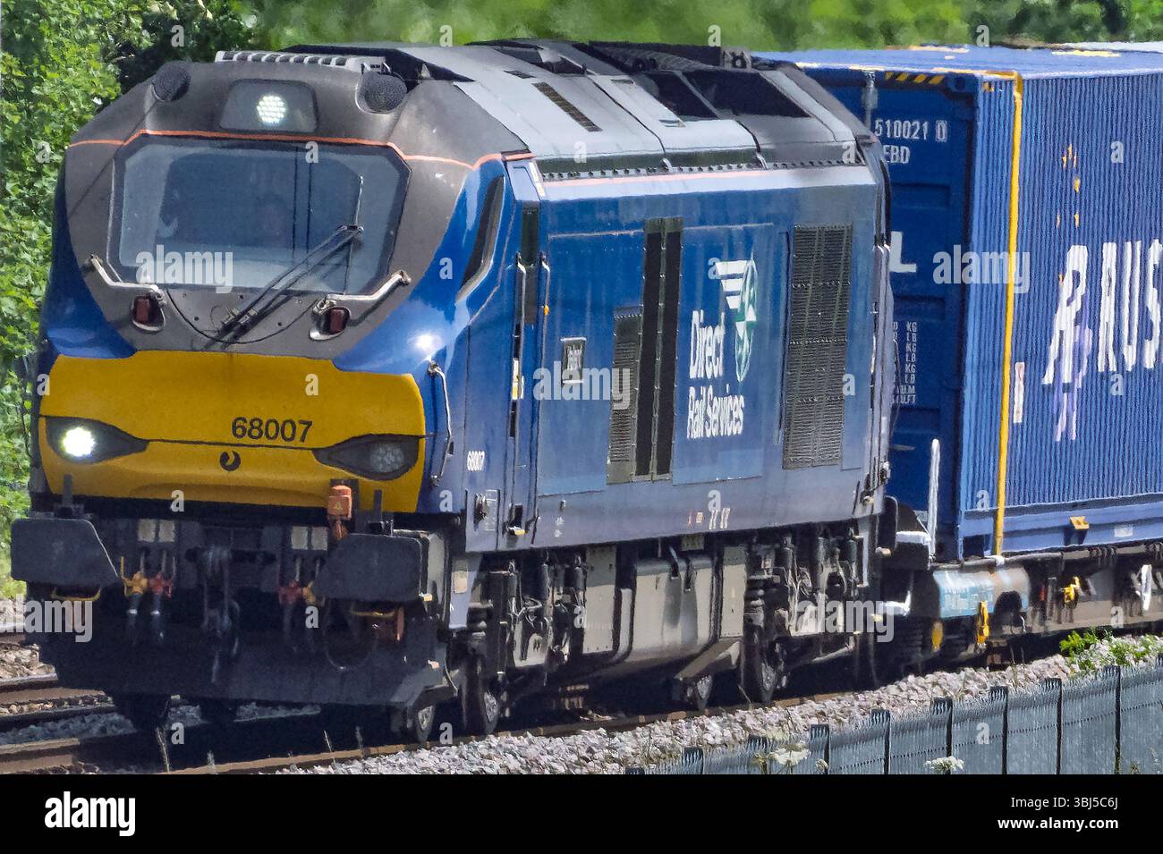 Direct Rail Services Diesel-elektrische Lokomotive der Baureihe 68 mit gemischtem Verkehr namens Valiant, die Güter in Winwick auf der Hauptstrecke der Westküste transportiert. Stockfoto