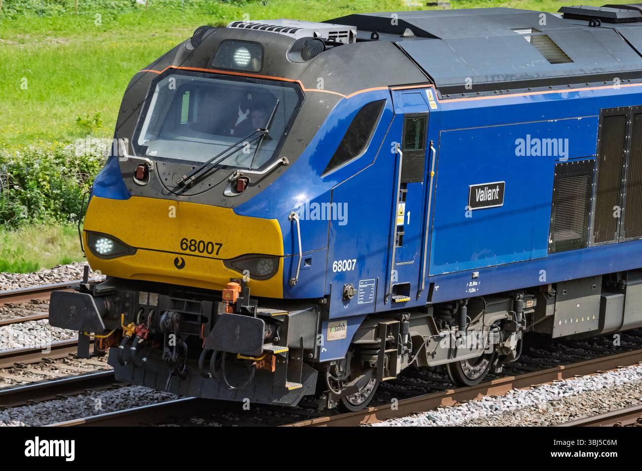 Direct Rail Services Diesel-elektrische Lokomotive der Baureihe 68 mit gemischtem Verkehr namens Valiant, die Güter in Winwick auf der Hauptstrecke der Westküste transportiert. Stockfoto
