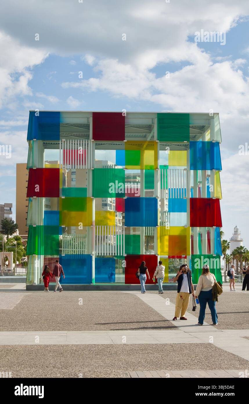 Der Würfel über dem Centre Pompidou Malaga von den Architekten Javier Pérez de la Fuente und Juan Antonio Marín Malavé Quay 1 Malaga Andalusien Spanien Europa Stockfoto
