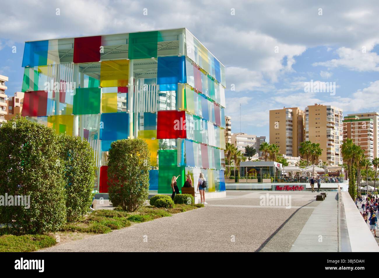 Der Würfel über dem Centre Pompidou Malaga von den Architekten Javier Pérez de la Fuente und Juan Antonio Marín Malavé Quay 1 Malaga Andalusien Spanien Europa Stockfoto